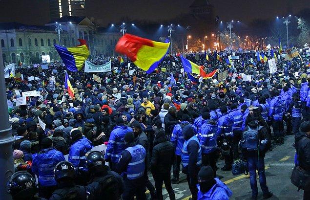 Tasarı, son günlerde ülkede 1989’da Çavuşesku’nun devrilmesinden bu yana en büyük protesto gösterilerine sahne oldu.