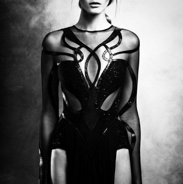 13. Благодарим Адама Саакса за то, что из обычной футболки он способен сделать настоящее дизайнерское произведение!