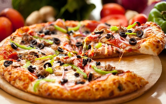 1. İlk olarak, kalorinin dibine vuran, bol malzemeli pizzayı ele alalım.