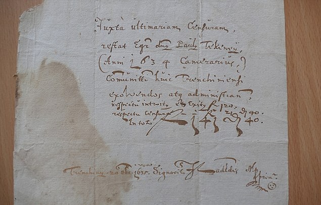 8. Peter Brindza ek olarak şunları da söylemiş: ''Ortaya çıkan 'gülen yüz' emojisi 1635 yılından kalma ve evrağa atılmış imzanın yanında yer alıyor.''.
