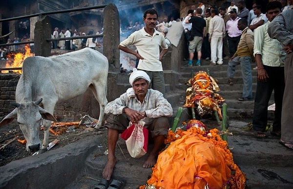 3. Это связано с древними традициями, корни которых уходят тысячелетия назад. Индусы верят, что любой человек, кремированный после смерти на берегу священной реки Ганг, очищает свою карму на следующую жизнь. Поэтому туда ежегодно съезжаются более миллиона паломников – гореть и умирать.
