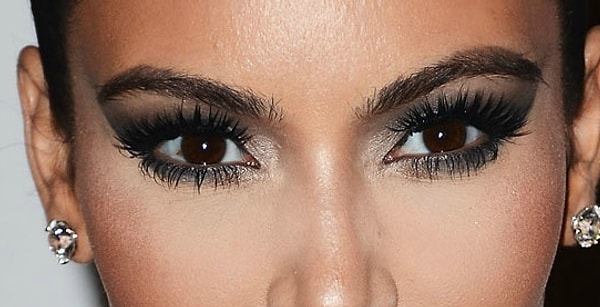 6. У Ким есть пятно на глазном яблоке.