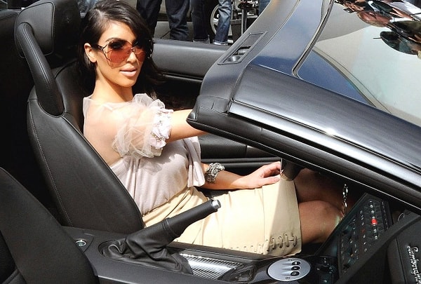 18. Однажды Ким поехала в университет к Кортни только для того, чтобы поменяться машинами.