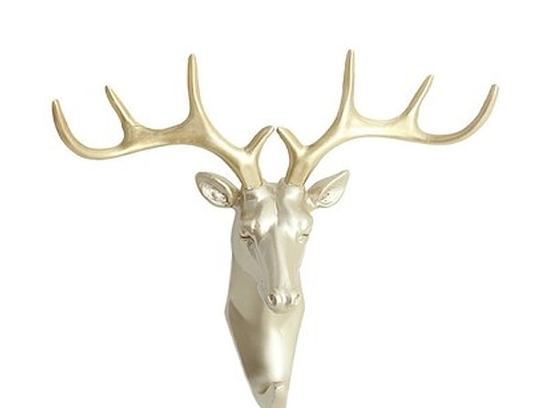 31. Золотистая подставка для ожерелий в виде головы оленя