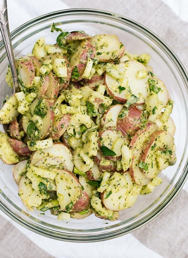 13. Doyurucu salata deyince mutlaka patatesli birşeyler olması lazım!
