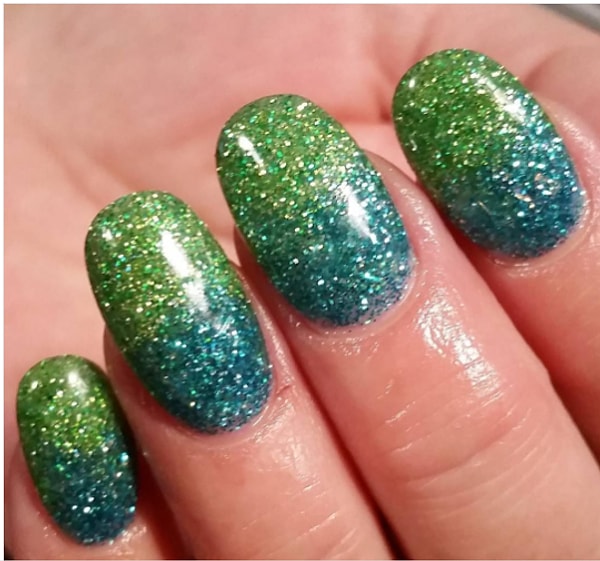 2. Омбре в морском стиле с блестками