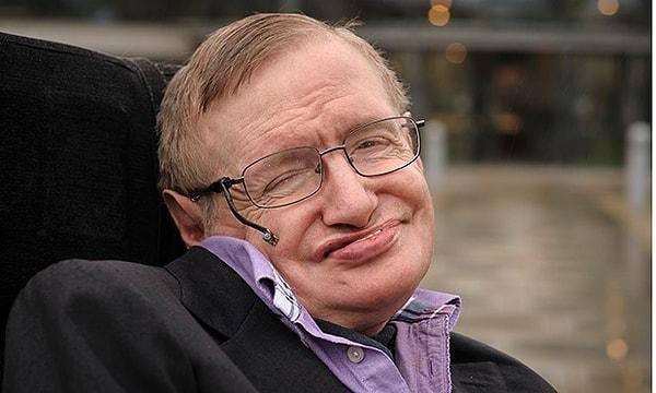 10. Stephen Hawking, şu an daha gerçekçi ve insansı bir sese sahip olabilir ama ilk baştaki robotik sesi kullanmayı tercih ediyor. Artık kimliğinin bu sesle bütünleştiğini söylüyor.