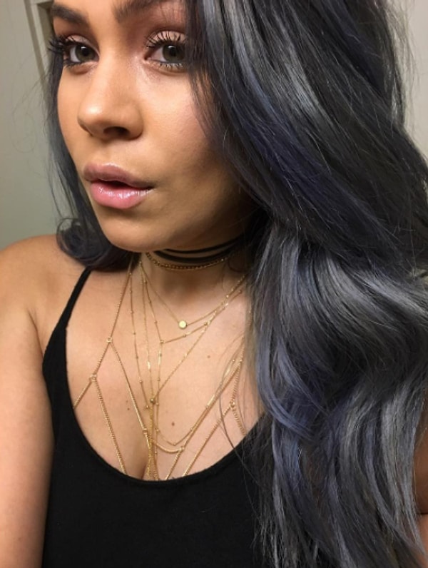 13. У вас даже могут быть так называемые "бабушкины волосы" — смесь седого и голубого.