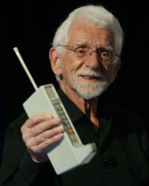 Мобильный телефон, выпущенный компанией Motorola в 1983 году, и мобильный телефон сегодня