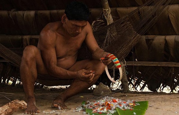 9. Хоть ваорани и живут отшельниками, о них прознали любящие экзотику туристы. Поэтому теперь из этого дикари извлекают пользу: они делают бусы из перьев птиц на продажу.