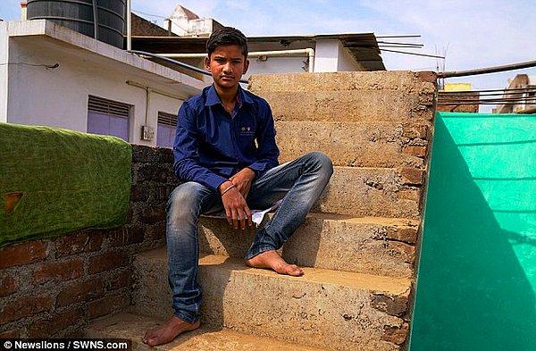 Hindistan'da bulunan doktorlar bu durum karşısında şaşkınlığa uğradığında gencin babası, çiftçilik yapan Arun Akhilesh'in rahatsızlığı karşısında dünyadaki bütün doktorlardan yardım istedi.
