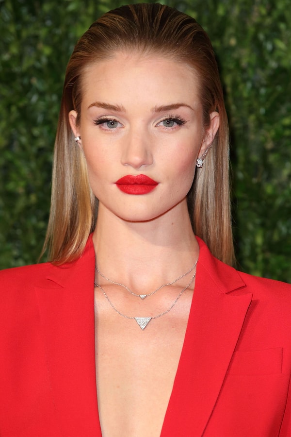 2. Уложить волосы назад