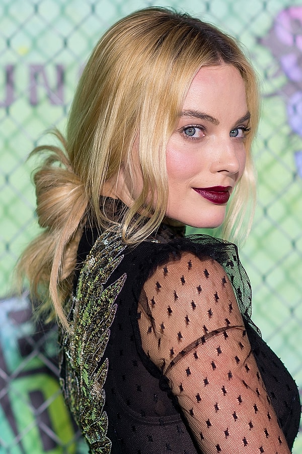 8. Соорудить упавшую шишечку из волос