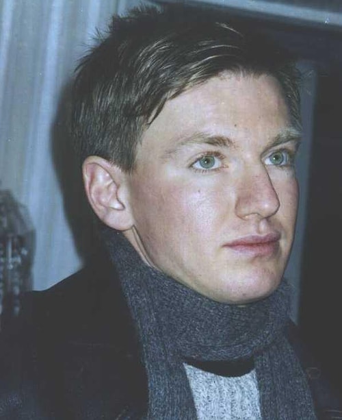 В 1998 году, после ухода Игоря Сорина из коллектива, Яковлев отправил по адресу продюсерского центра кассету со своими записями, и ему повезло – он стал членом музыкальной группы.