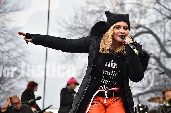 3. Если помните, совсем недавно Мадонна рассказывала о поджоге Белого дома и, чтобы выразить весь ужас, который она пережила от новости о выбранном президенте Трампе, выражалась, мягко говоря, нецензурно, перед миллионами людей.