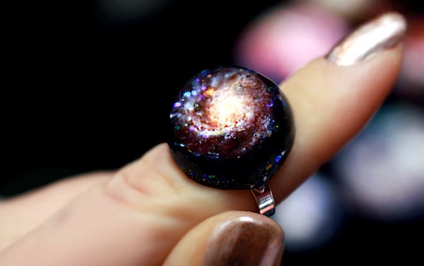 2. Дизайнер размещает микрофотографии таким образом, чтобы они лучше отражали свет и создавали необычные световые эффекты