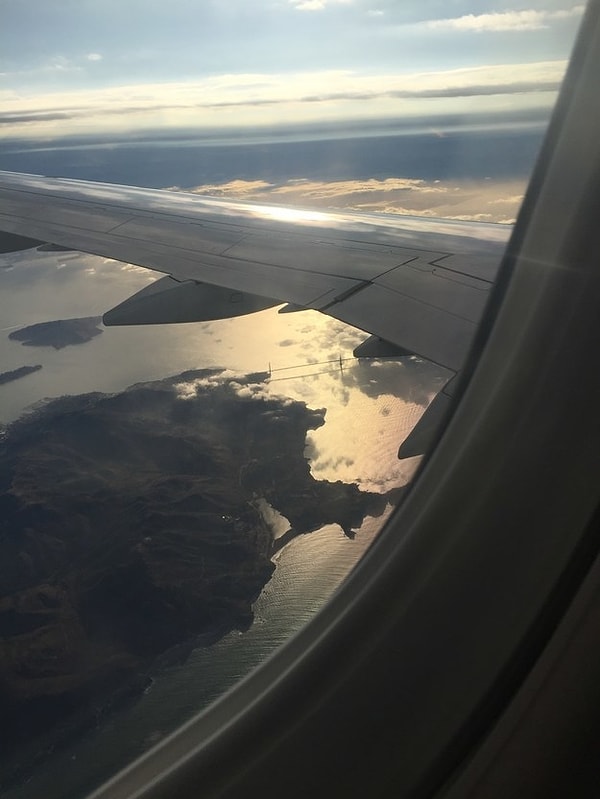 12. Полет над Сан-Франциско. Мост "Золотые ворота" прямо по центру фотографии.