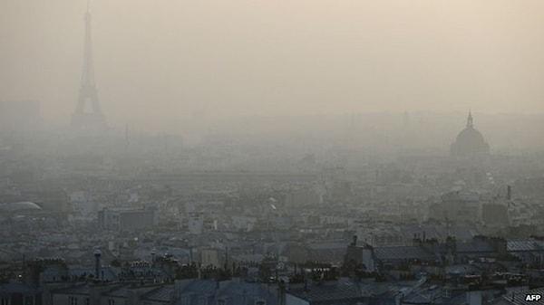 Geçtiğimiz yıl kötü hava kalitesi yüzünden şehir merkezinde özel otomobil kullanımını yasaklayan Paris limitin alt sınırına düştü