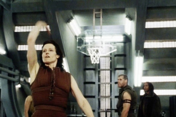 2. Сцена с баскетболом (Чужой: Воскрешение)