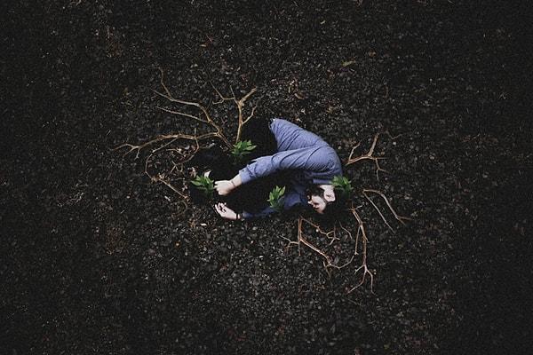 1. Brezilyalı psikolog Douglas Amorim, psikolojik rahatsızlıklar ve intihara dikkat çekmek için "Depressive Intimacy" (Depresif Yakınlık) adında fotoğraflardan oluşan bir kompozisyon hazırladı.