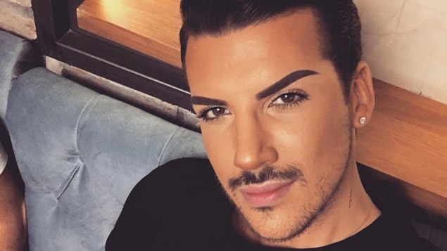 Makyaja olan düşkünlüğünü de eklersek Jeffree Star kadar olmasa da idolü olarak görüyor olabilir!