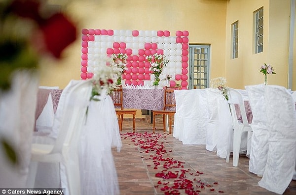 Все было, как на настоящей свадьбе: декорации, макияж невесты, свадебное платье и костюм жениха! Мечта "молодых" сбылась. Надеемся, что их счастье продлится долго!