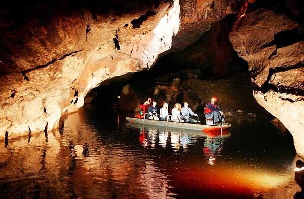 Fermanagh Underground: Yerin metrelerce altı, kayalıklar ve su.