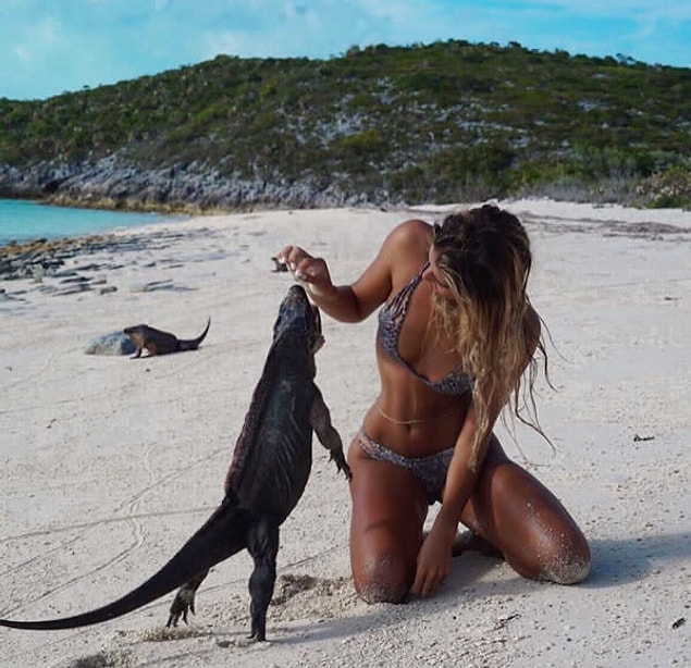 7. Okulunun tatil olmasıyla birlikte Sarah'nın soluğu aldığı duraklar arasında Bora Bora, Havai, Bahamalar ve Cook Adaları var mesela.