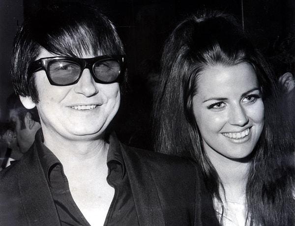 11. "Oh, Pretty Woman" şarkısıyla tanınan Roy Orbison, eşini trafik kazası nedeniyle kaybetti.