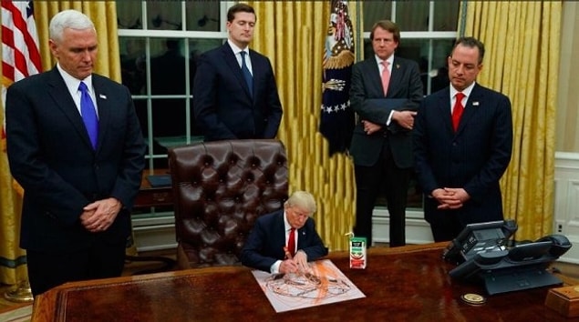 İlk olarak meyve suyu kutusuyla photoshoplandı.