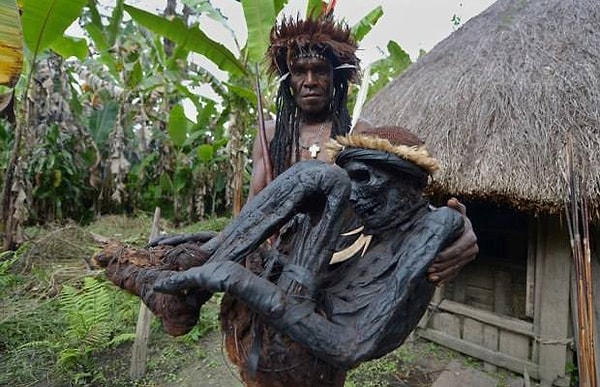 1. Древнее племя Дани уже много лет проживает на острове Новая Гвинея. Раньше, когда представитель племени умирал, его семья коптила и хранила труп как символ глубокого уважения к предку