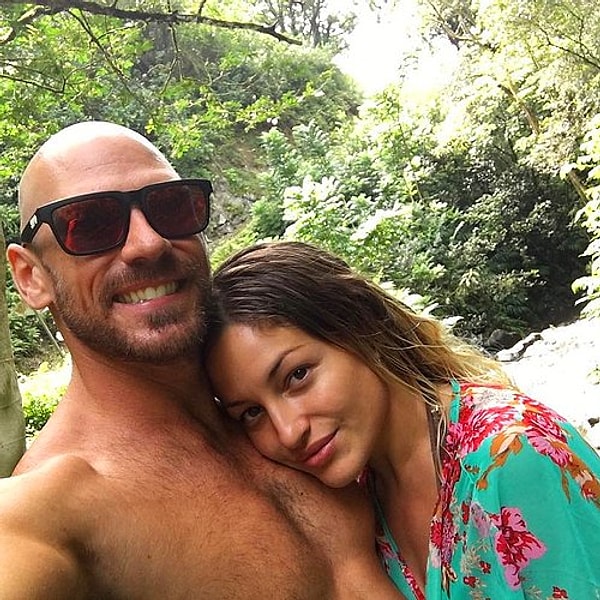 1. Джонни родился 13 декабря 1978 года.