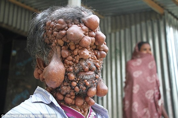 4. Даже сын Шадота, 12-летний Абдуллах, вздрагивает, глядя на своего отца