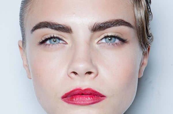 8. Слишком ярко накрашенные брови