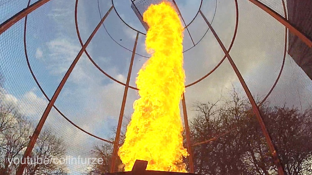 Çılgın Mucitten Yaklaşık 6 Metrelik Alev Tornadosu