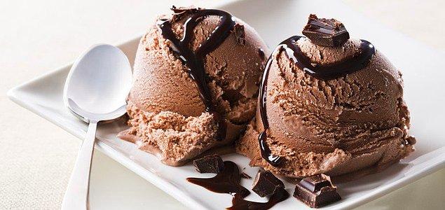 8. Havanın ısınmasıyla beraber yemelere doyulmayan tatlı: Çikolatalı Dondurma