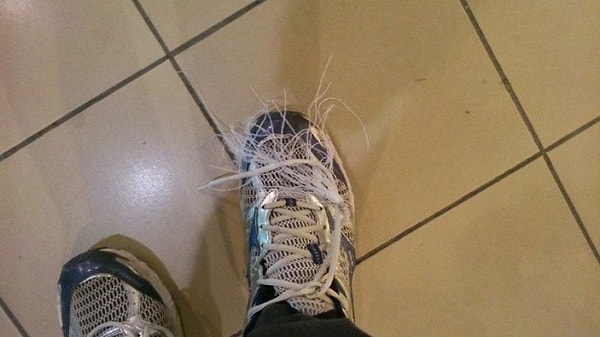 12. Хотите шнурки с бахромой? Просто прокатитесь на эскалаторе