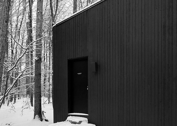 Строительство этой маленькой хижины на самом деле длилось очень долго. После того, как стволы деревьев были раскроены на крупные заготовки, их оставили сохнуть на несколько лет!