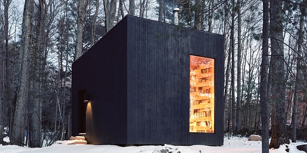 Кроме того, черный цвет корпуса деревянной хижины, расположенной в лесу, особенно зимой привносит ей таинственный вид.