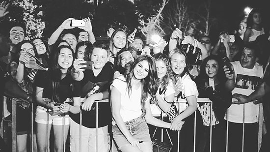 12 фотографий, которые доказывают, что Селена Гомес "королева" селфи с фанатами