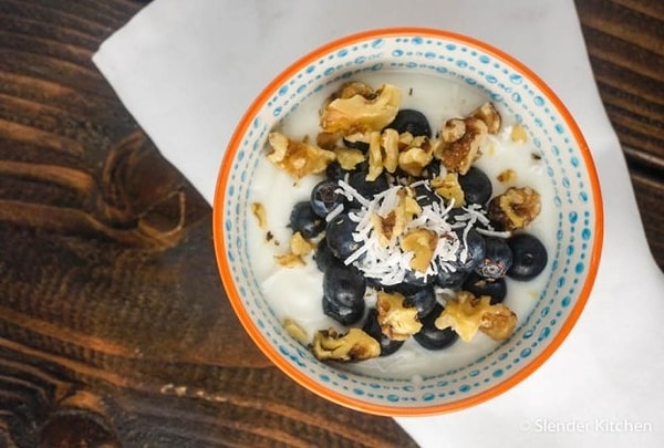 2. Греческий йогурт с черникой, мюсли и кокосом