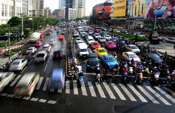 Sürücülerin yılda ortalama 61 saat trafikte mahsur kaldıkları Tayland, ülke sıralamasında ilk sırada yer aldı.
