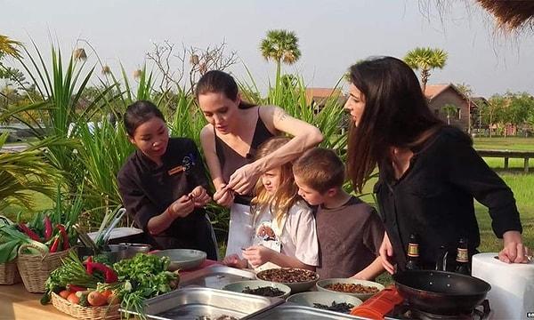Jolie yemekleri bizzat kendisi pişirdi; bu sırada da böceklerin faydalarını anlattı. Yemeklerin tarihçesini de...