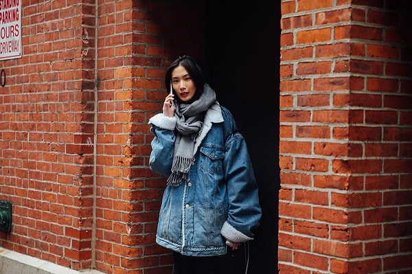 7. Объемные джинсовые куртки не сдают своих модных позиций и этой зимой.