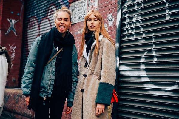 10. Контрастные цветовые вставки в пальто, свитерах и куртках: