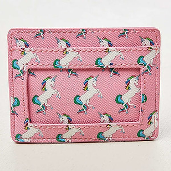 7. Припрячь свой капитал в этом кардхолдере с радужными единорогами, и волшебство будет жить в твоём кошельке вечно.
