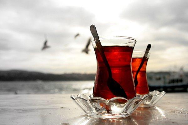 Kendine özgü yapısıyla sadece bizde değil, dünyada da meraklısı için hatrı sayılır bir ün elde etmiş olan çay bardağının hikayesi ne?