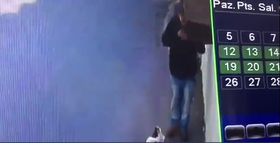 Elindeki Alkolü Yere Bırakıp Bir Anda Yolun Ortasında Allah'a Sığınan Adam