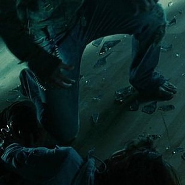 9. Джеймс почему-то забыл надеть обувь, отправившись убивать Беллу. Видимо, он так сильно спешил