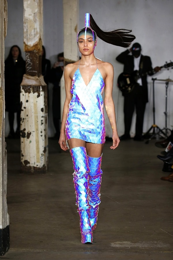 Каждый костюм в показе содержал бешеную дозу футуризма, смешанного со странностью.